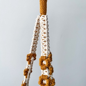 Virág mintás makramé virágtartó, lógatható kaspótartó szobanövényeknek - sárga, fehér virágokkal díszítve - otthon & életmód - virágdekoráció - virágtartó - függő virágtartó - Meska.hu