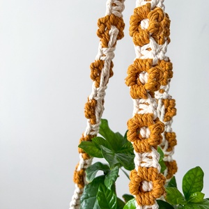 Virág mintás makramé virágtartó, lógatható kaspótartó szobanövényeknek - sárga, fehér virágokkal díszítve - otthon & életmód - virágdekoráció - virágtartó - függő virágtartó - Meska.hu