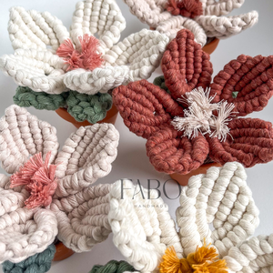 Fehér-rózsaszín makramé virág dísz igazi agyagcserépben - otthon & életmód - virágdekoráció - virágdíszek - asztali virágdísz - Meska.hu