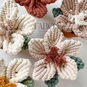 Fehér-rózsaszín makramé virág dísz igazi agyagcserépben - otthon & életmód - virágdekoráció - virágdíszek - asztali virágdísz - Meska.hu