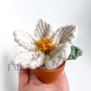 Fehér-sárga színű makramé virág dísz igazi agyagcserépben - otthon & életmód - virágdekoráció - virágdíszek - asztali virágdísz - Meska.hu