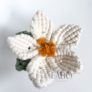 Fehér-sárga színű makramé virág dísz igazi agyagcserépben - otthon & életmód - virágdekoráció - virágdíszek - asztali virágdísz - Meska.hu