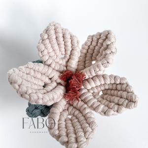 Bézs-terrakotta színű makramé virág dísz igazi agyagcserépben - otthon & életmód - virágdekoráció - virágdíszek - asztali virágdísz - Meska.hu