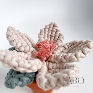 Bézs-rózsaszín színű makramé virág dísz igazi agyagcserépben - otthon & életmód - virágdekoráció - virágdíszek - asztali virágdísz - Meska.hu