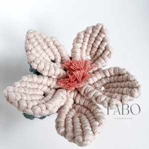 Bézs-rózsaszín színű makramé virág dísz igazi agyagcserépben - otthon & életmód - virágdekoráció - virágdíszek - asztali virágdísz - Meska.hu