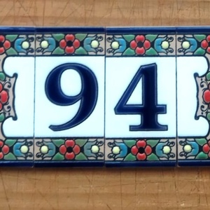 Egyedi rendeléshez - Fémekret nélküli, szabadon álló [94] házszám Flores 7,5 cm csempékkel - Meska.hu