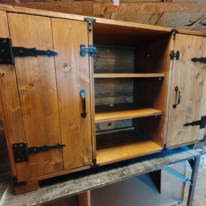 Rusztikus tv szekrény, komód , Otthon & Életmód, Bútor, Szekrény, Famegmunkálás, Rusztikus szekrény – időtálló stílus, masszív kivitel
Tömör fából készült, antik hatású felületkeze..., MESKA