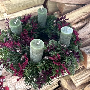 Adventi koszorú friss zöldekkel - karácsony - adventi díszek - adventi koszorú - Meska.hu