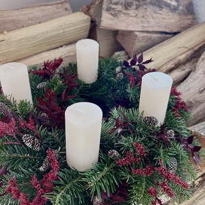 Adventi koszorú friss zöldekkel - karácsony - adventi díszek - adventi koszorú - Meska.hu