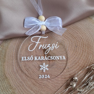 Karácsonyfadísz, egyedi, névre szóló felirattal - Plexi (első karácsony) - karácsony - karácsonyi lakásdekoráció - karácsonyfadíszek - Meska.hu