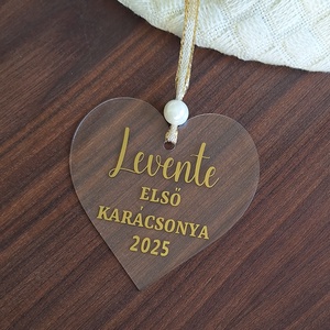Karácsonyfadísz, egyedi, névre szóló felirattal - akril szív (első karácsony) - karácsony - karácsonyi lakásdekoráció - karácsonyfadíszek - Meska.hu