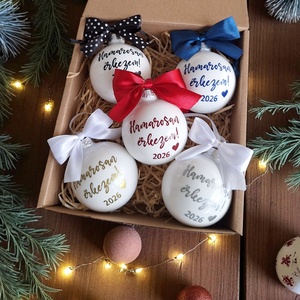 Karácsonyi üveggömb, karácsonyfadísz, Hamarosan érkezem! - fényes fehér - karácsony - karácsonyi lakásdekoráció - karácsonyfadíszek - Meska.hu