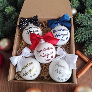 Karácsonyi üveggömb, karácsonyfadísz, Hamarosan érkezem! - fényes fehér - Meska.hu