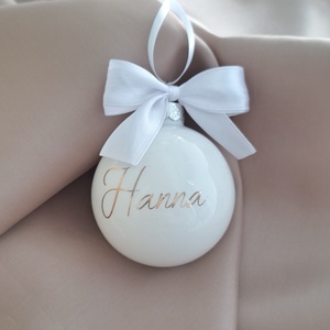 Karácsonyi üveggömb, egyedi, névre szóló felirattal - fényes fehér, rosegold felirattal - karácsony - karácsonyi lakásdekoráció - karácsonyfadíszek - Meska.hu