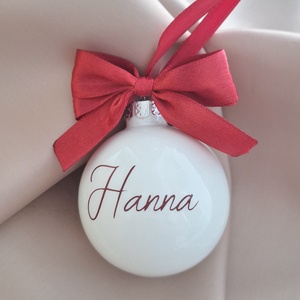 Karácsonyi üveggömb, egyedi, névre szóló felirattal - fényes fehér, burgundi felirattal - Meska.hu