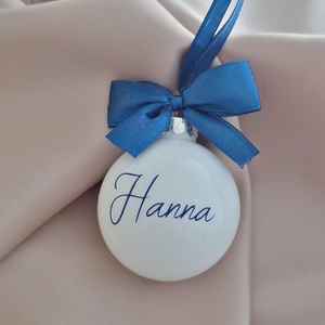 Karácsonyi üveggömb, egyedi, névre szóló felirattal - fényes fehér, sötétkék felirattal - karácsony - karácsonyi lakásdekoráció - karácsonyfadíszek - Meska.hu