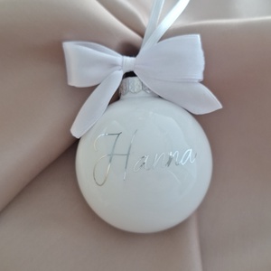 Karácsonyi üveggömb, egyedi, névre szóló felirattal - fényes fehér, ezüst felirattal - Meska.hu
