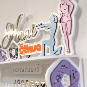  Egyedi névre szóló lányos éremtartó polc  - Meska.hu