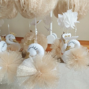 Kicsi Hercegnő csupa tüll, hattyús bézs kiságyforgó  pillangókkal, klasszikus stílusú koronával- kislánynak  - játék & sport - 3 éves kor alattiaknak - kiságyforgó - Meska.hu Kicsi Hercegnő csupa tüll, hattyús bézs kiságyforgó  pillangókkal, klasszikus stílusú koronával- kislánynak  - játék & sport - 3 éves kor alattiaknak - kiságyforgó - Meska.hu