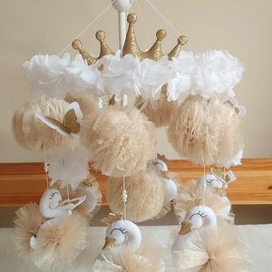 Kicsi Hercegnő csupa tüll, hattyús bézs kiságyforgó  pillangókkal, klasszikus stílusú koronával- kislánynak  - Meska.hu