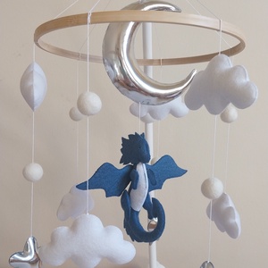 Sárkányok háza kiságyforgó kisfiúnak sárkánnyal  - Meska.hu