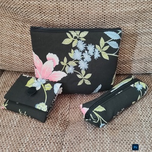 Fekete alapon nagy virágos neszeszer szett - Meska.hu