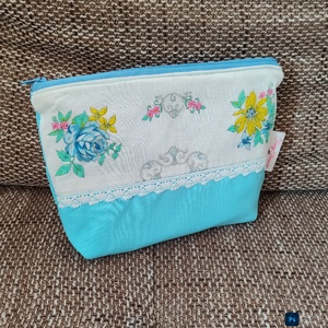 Virágos neszeszer kékkel - táska & tok - neszesszer - Meska.hu