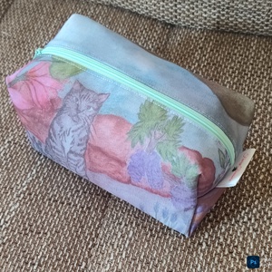 Cica a virágos kertben nagy méretű kozmetikai táska - táska & tok - neszesszer - Meska.hu