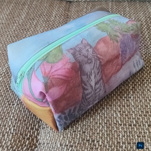 Cica a virágos kertben nagy méretű kozmetikai táska - Meska.hu