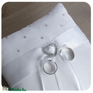 Szíves- strasszos FEHÉR esküvői gyűrűpárna - Meska.hu