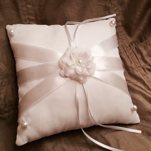 Fehér esküvői gyűrűpárna gyöngyökkel  - Meska.hu