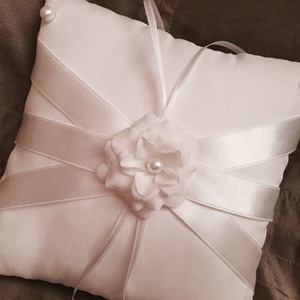 Fehér esküvői gyűrűpárna gyöngyökkel  -  - Meska.hu