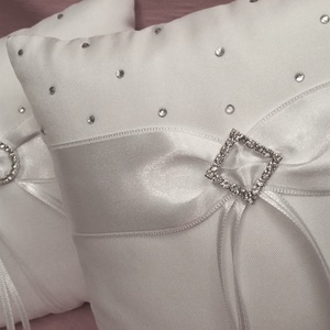 Álomszép fehér strasszos esküvői gyűrűpárna -  - Meska.hu