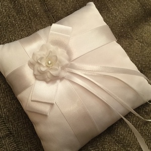 Fehér esküvői gyűrűpárna gyönggyel - Meska.hu