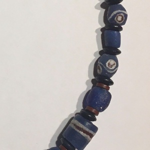 Ghanai kék gyöngysor, strapabíró és vízálló - ékszer - nyaklánc - gyöngyös nyaklánc - Meska.hu