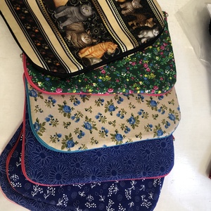 CUCCOLÓ, gyöngyfűzéshez való alátét ,/bead pad/ zárható, cippzáras+ollótartó cippzáras 2800+1800 - kellékek & szerszámok - gyöngyfűzés kellékek - cabochon - Meska.hu