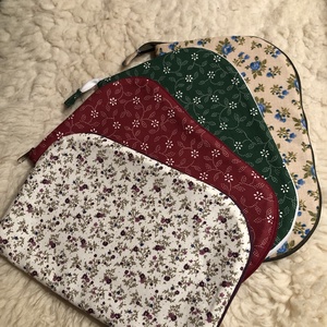 CUCCOLÓ, gyöngyfűzéshez való alátét ,/bead pad/ zárható, cippzáras+ollótartó cippzáras 2800+1800 - kellékek & szerszámok - gyöngyfűzés kellékek - cabochon - Meska.hu