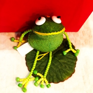 Levelibéka, Karácsony, Mikulás, Mikulás beltéri dekoráció, Varrás, Gyöngyfűzés, gyöngyhímzés, MESKA
