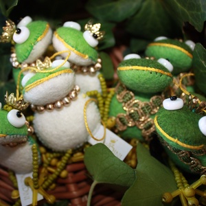 Békakirály, békakirálynő - játék & sport - plüssállat & játékfigura - béka - Meska.hu