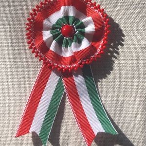 Kokárda gyönggyel díszírve - Meska.hu