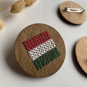 Hímzett nemzeti kitűzők - ékszer - kitűző és bross - Meska.hu