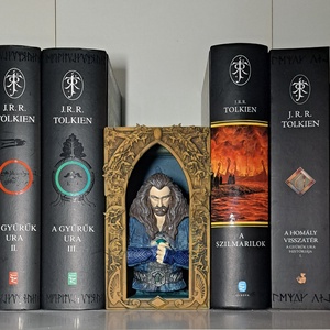 Gyűrűk Ura/Hobbit Tölgypajzsos Thorin könyvkuckó, könyvtámasz/figura, Otthon & Életmód, Dekoráció, Asztal és polc dekoráció, Könyvtámasz, Festett tárgyak, MESKA