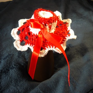 Kalap dísz piros szalaggal - otthon & életmód - dekoráció - fali és függő dekoráció - függődísz - Meska.hu