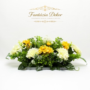  Vidám tavaszi asztaldísz sárga-fehér virágokkal fatalpon � üde, kézműves dekor, Otthon & Életmód, Dekoráció, Asztal és polc dekoráció, Asztaldísz, Virágkötés, MESKA