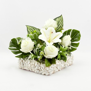 Fehér liliomos prémium sírdísz saját készítésű kavics alappal � 30�30�38 cm - Meska.hu