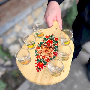 Malacos fa pálinkakínáló 6 pohárral � népi motívumos pálinkás készlet, egyedi ajándék - otthon & életmód - konyhafelszerelés, tálalás - tálalás - pálinkás poharak, szettek - Meska.hu
