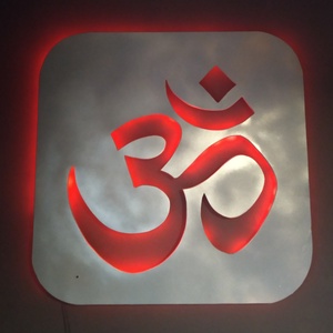 Om vagy Aum - hindu mantra, szimbólum,  fali dekor ledes háttérfénnyel -  - Meska.hu