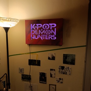 K-Pop Demon Hunters világító falikép , Otthon & Életmód, Dekoráció, Kép & Falikép, Fából készült kép, Famegmunkálás, Festett tárgyak, MESKA