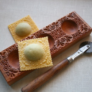 Ravioli mintázófa (méhecskés) - otthon & életmód - konyhafelszerelés, tálalás - sütés, főzés - vágódeszka - Meska.hu