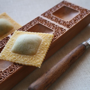Ravioli mintázófa (tulipános, több töltelékhez), Otthon & Életmód, Konyhafelszerelés, tálalás, Sütés, főzés, Vágódeszka, Famegmunkálás, MESKA